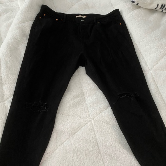 Levi’s Wedgie with frayed hems in crop length - Picture 1 of 3